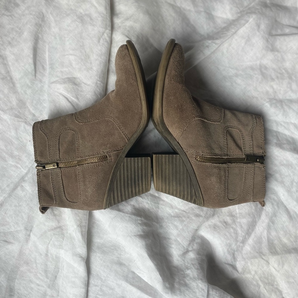 LUCKY BRAND women’s tan suede low heel size 7 - Picture 5 of 13
